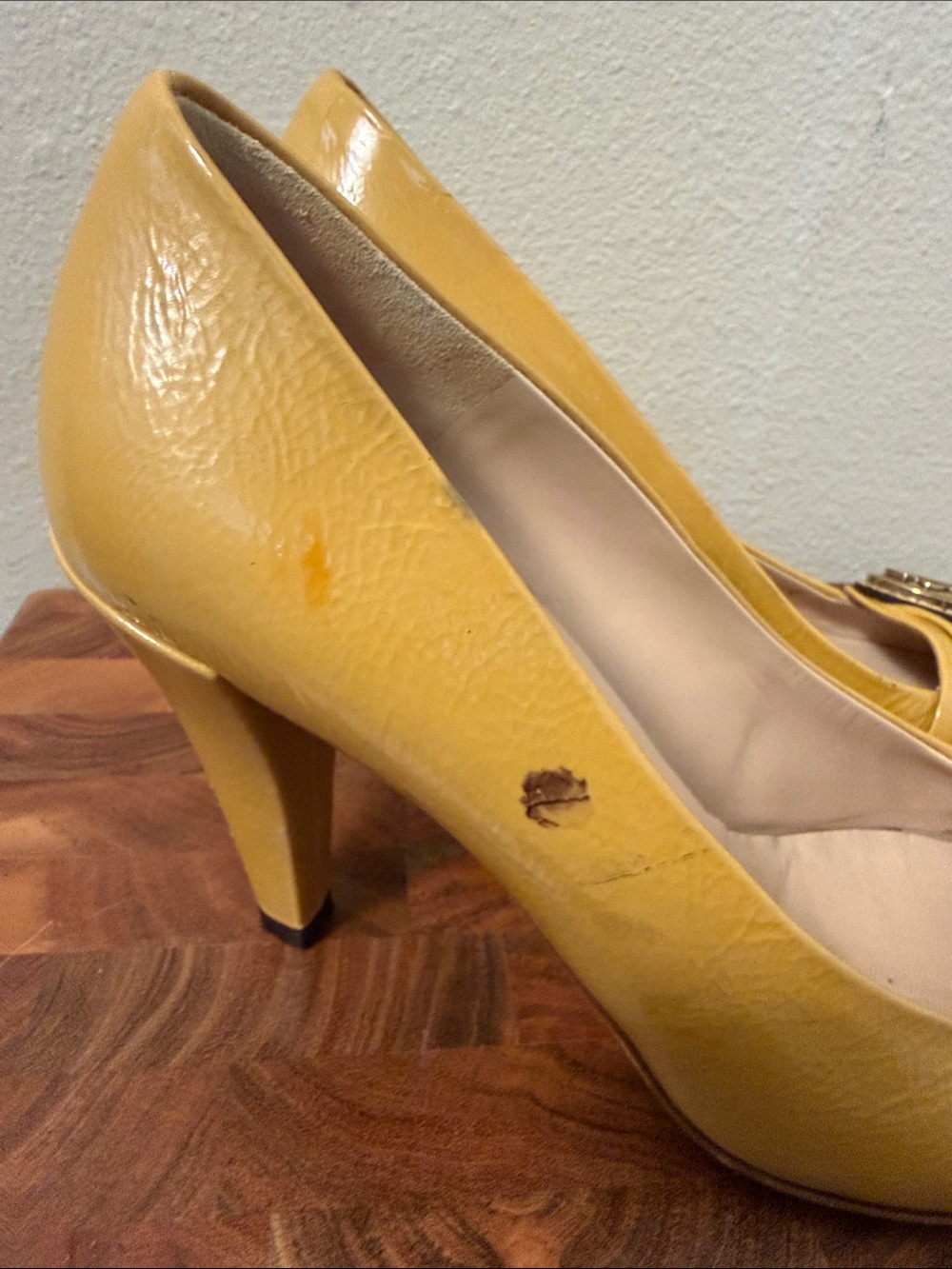 Gucci Hysteria Yellow Mustard Patent Leather Heels Gold Emblem Size 38 C (US 8) - Picture 4 of 9